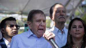 epa11816023 Venezuelan opposition leader Edmundo Gonzalez Urrutia speaks during an event with supporters in Santo Domingo, Dominican Republic, 09 January 2025. Urrutia, who claims to have won the Venezuelan presidential elections in July 2024, concluded his American tour in Santo Domingo in search of international support, with words of hope for the future of his country.  EPA/ORLANDO BARRIA