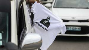 Funeral de Elvino Dias, assessor jurídico do candidato presidencial Venâncio Mondlane, em Maputo, Moçambique, 23 de outubro de 2024. A polícia moçambicana confirmou no sábado, à Lusa, que a viatura em que seguiam Elvino Dias, advogado do candidato presidencial Venâncio Mondlane, e Paulo Guambe, mandatário do Povo Otimista para o Desenvolvimento de Moçambique (Podemos), partido que apoia Mondlane, mortos a tiro, foi “emboscada”. LUÍSA NHANTUMBO/LUSA
