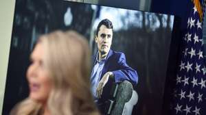 epa12398387 An image of late US political activist Charlie Kirk is displayed as White House Press Secretary Karoline Leavitt holds her press briefing at the White House, in Washington, DC, USA, 22 September 2025.  EPA/WILL OLIVER