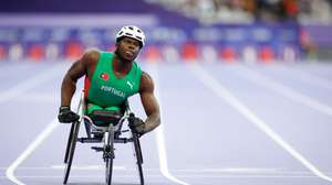 O atleta português Mamudo Baldé, após completar a final da prova de Atletismo 100m T54, dos Jogos Paralímpicos Paris2024, em Paris, França, 04 de setembro de 2024. ANTÓNIO PEDRO SANTOS/LUSA