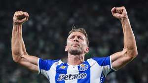 epaselect epa12338373 FC Porto's Luuk de Jong celebrates scoring the 0-1 goal during the Portuguese First League soccer match between Sporting CP and FC Porto, in Lisbon, Portugal, 30 August 2025.  EPA/JOSE SENA GOULAO