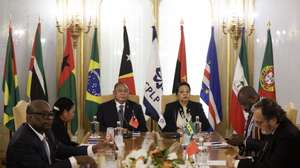 O ministro dos Negócios Estrangeiros e Cooperação de Timor-Leste, Bendito dos Santos Freitas (C-E), ladeado pela secretária executiva da Comunidade dos Países de Língua Portuguesa (CPLP), Maria de Fátima Jardim (C-D), durante a sessão solene no âmbito de uma visita à sede da CPLP, em Lisboa, 15 de janeiro de 2026. MARCOS BORGA/LUSA