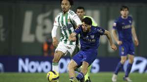 O jogador do Rio Ave, Blesa (E), disputa a bola com o jogador do Famalicão, De Amorim, durante o jogo da I Liga de Futebol realizado no Estádio do Rio Ave Futebol Clube, Vila do Conde, 1 de março de 2026. MANUEL FERNANDO ARAÚJO/LUSA