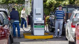 Pessoas abastecem veículos devido ao aumento dos combustíveis a partir de sexta-feira onde a gasolina sem chumbo I.O. 95 octanas passa a custar 1,921 euros por litro e o gasóleo rodoviário 2,004 euros por litro, Ponta Delgada, Açores, 30 de abril de 2026. Desde fevereiro, com este novo aumento, o preço da gasolina nos Açores sobe 32,3 cêntimos por litro, o preço do gasóleo 53 cêntimos por litro e o preço do gás butano 52,2 cêntimos por quilo. EDUARDO COSTA/LUSA