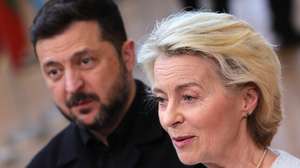 epa13047383 Ukraine's President Volodymyr Zelensky (L) and European Commission President Ursula von der Leyen speak to the media upon arrival for the European Council summit in Brussels, Belgium, 18 June 2026. European leaders are gathering in Brussels for a two-day meeting packed with pressing geopolitical and economic issues.  EPA/OLIVIER MATTHYS