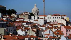 Vista de um dos miradouros de Alfama, em Lisboa, 03 de junho de 2020. Os habitantes que restam em Alfama reencontraram o seu bairro sem turistas devido à pandemia da covid-19, mas lamentam o cancelamento das marchas e festas populares do Santo António. (ACOMPANHA TEXTO DA LUSA DO DIA 07 DE JUNHO DE 2020). TIAGO PETINGA/LUSA