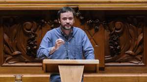 O deputado do Bloco de Esquerda, José Soeiro, participa no debate parlamentar sobre legislação laboral no âmbito da agenda de trabalho digno, na Assembleia da República, em Lisboa, 8 de julho de 2022. MÁRIO CRUZ/LUSA