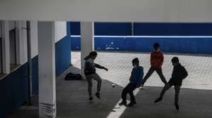 Alunos jogam com uma bola de papel no recreio no Centro Escolar de São Teotónio que integra estudantes com 32 nacionalidades. Com capacidade para cerca de 200 crianças do 1.º ciclo do ensino básico, este estabelecimento de educação e ensino, pertencente à Rede de Escolas para a Educação Intercultural, distingue-se precisamente pela integração de alunos migrantes. Odemira, 9 de março de 2022. NUNO VEIGA/LUSA