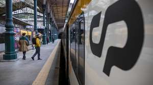 Pessoas aguardam pelo comboio na Estação de São Bento no Porto, 2 de janeiro de 2024. Os trabalhadores de operação, comando, controlo, informação, gestão de circulação e conservação ferroviária na Infraestruturas de Portugal (IP) estão em greve por melhores condições de trabalho e vencimentos da profissão, que considera exigente e complexa.  JOSÉ COELHO/LUSA