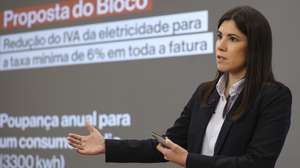 A coordenadora do Bloco de Esquerda (BE), Mariana Mortágua, fala aos jornalistas sobre o IVA da eletricidade e combate à pobreza energética, esta manhã na sede do partido em Lisboa, 12 de janeiro de 2024. MIGUEL A. LOPES/LUSA