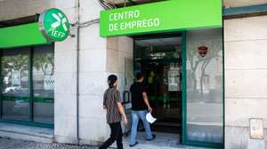 Dois homens à entrada para um Centro de Emprego, em Lisboa, 12 de agosto de 2024. Trabalho. Emprego. Desemprego. ANTÓNIO PEDRO SANTOS/LUSA