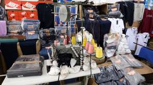 Roupa contrafeita, equipamentos e viaturas apreendidos e durante uma operação da GNR que durou 18 meses e que terminou na quarta-feira com a constituição de 25 arguidos, nas instalações do Destacamento de Ação Fiscal de Coimbra da GNR, em Coimbra, 22 de fevereiro de 2019. PAULO NOVAIS/LUSA