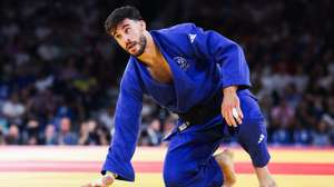 O judoca português João Fernando durante o seu combate frente ao judoca canadiano Gauthier François na primeira ronda do torneio de Judo a contar para os Jogos Olímpicos de Paris, que decorrem na cidade entre 29 de julho e 11 de agosto, em Paris, França, 30 de julho de 2024. JOSÉ SENA GOULÃO/LUSA