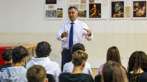 O ministro da Educação, Ciência e Inovação, Fernando Alexandre, dá uma aula para cerca de 280 alunos sobre Literacia Financeira, com o tema “A poupança e a capacidade de imaginar o futuro”, durante a visita à Escola Secundária Dr. Joaquim de Carvalho, estabelecimento de ensino que frequentou entre o 7.º ano e o 12.º ano, na Figueira da Foz, 16 de setembro de 2025. PAULO NOVAIS/LUSA
