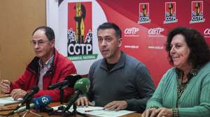 Conferência de imprensa conduzida por Tiago Oliveira (C), secretário-geral da CGTP-IN,  para apresentação das conclusões da reunião do Conselho Nacional, que analisou a atualidade da situação política nacional, e decidir novas forma de luta face à reforma laboral, na sede daquela central sindical, em Lisboa, 22 de janeiro de 2026.  MANUEL DE ALMEIDA/LUSA