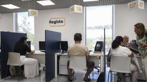 Funcionários e utentes no novo balcão do Instituto dos Registos e do Notariado (IRN) no Parque das Nações, em Lisboa, 01 de setembro de 2025. Este novo balcão vai receber todo o atendimento presencial que até aqui era prestado na Conservatória dos Registos Centrais. MIGUEL A. LOPES/LUSA