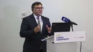 O diretor nacional do Serviço de Estrangeiros e Fronteiras (SEF), Paulo Batista intervém esta tarde durante a visita do ministro da Administração Interna, José Luís Carneiro ao Aeroporto Humberto Delgado para reconhecer o trabalho dos profissionais do Serviço de Estrangeiros e Fronteiras (SEF) e da PSP no momento de transição de competências entre as duas instituições, Lisboa, 26 de outubro de 2023. MIGUEL A. LOPES/LUSA