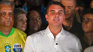 epa13332047 Brazilian presidential candidate Flavio Bolsonaro  delivers a speech after the presidential runoff election in Brasilia, Brazil, 25 October 2026. Brazilian President Luiz Inacio Lula da Silva won the runoff against Bolsonaro, according to the Superior Electoral Court (TSE).  EPA/ANDRE BORGES