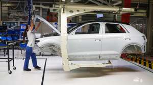 epa08419872 Autoeuropa employees work at the construction line for the Volkswagen T-Roc at Autoeuropa's plant in Palmela, Setubal, Portugal, 13 May 2020.  EPA/JOSE SENA GOULAO