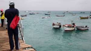 A pandemia levou o turismo do Sal e nos últimos meses vários negócios simplesmente pararam, deixando milhares sem trabalho e que, aos poucos, têm feito a ilha cabo-verdiana voltar às suas raízes: a pesca, Sal, Cabo Verde, 11 de janeiro de 2021. É bem cedo que dezenas de embarcações de pesca artesanal se fazem ao mar, todos os dias, junto ao pontão de Santa Maria, local outrora percorrido por centenas de turistas, todos os dias. Agora, além dos pescadores, estes barcos levam também carpinteiros, pedreiros ou até taxistas, que procuram no mar algum sustento. (ACOMPANHA TEXTO DE 18 DE JANEIRO DE 2021). FERNANDO DE PINA/LUSA