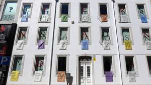 A Casa Fernando Pessoa, em Lisboa, convidou os vizinhos de Campo de Ourique a estender à janela panos com frases de poetas portugueses neste domingo, Dia Mundial da Poesia, numa iniciativa denominada “poesia estendida”, Lisboa,  21 de março de 2021. Na fachada da Casa Fernando Pessoa estarão também os versos que compõem a iniciativa “poesia estendida”, igualmente disponibilizados no ‘site’ da instituição com ligação para a transcrição do poema completo. ANTÓNIO COTRIM/LUSA