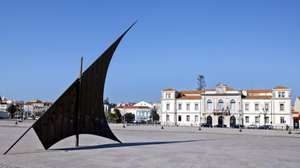 PN04:20050219:FIGUEIRA DA FOZ: Vista da Figueira da Foz - relogio de sol e Camara Municipal. FOTO PAULO NOVAIS/LUSA