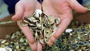 epa09658512 (FILE) - A person holds a handful of euro coins at the state-mint in Rome, Italy, 27 November 2001 (reissued 28 December 2021). The new year's 01 January 2022 marks the 20th anniversary of the introduction of Europe's first ever single currency. A dozen European countries with Austria, Belgium, Finland, France, Germany, Greece, Ireland, Italy, Luxembourg, the Netherlands, Portugal and Spain initially joined in blazing the euro trail.  EPA/CLAUDIO ONORATI *** Local Caption *** 53393535