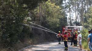 Bombeiros de Câmara de Lobos combatem incêndio na Estrada Nova do Castelejo, na freguesia do Estreito de Câmara de Lobos, em Câmara de Lobos, 18 de agosto de 2024, HOMEM DE GOUVEIA/LUSA