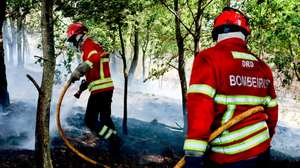 Bombeiros procedem aos trabalhos de rescaldo ao incêndio em Mões, Castro Daire, Viseu, 19 de setembro de 2024. Sete pessoas morreram e cerca de 120 ficaram feridas nos incêndios que atingem desde domingo sobretudo as regiões Norte e Centro do país, nos distritos de Aveiro, Porto, Vila Real, Braga, Viseu e Coimbra, e que destruíram dezenas de casas e obrigaram a cortar estradas e autoestradas. MIGUEL PEREIRA DA SILVA/LUSA