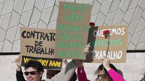Assistentes de sala do Museu de Arte, Arquitetura e Tecnologia (MAAT) protestam por condições de trabalho dignas, alertando para a situação de "falsos recibos verdes", em Lisboa, 09 de fevereiro de 2023. ANTÓNIO PEDRO SANTOS/LUSA