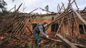 Um popular tenta salvar o que pode num aviário destruido no Casalinho, Ourém, 2 de fevereiro de 2026. A passagem da depressão Kristin por Portugal continental, na quarta-feira, dia 28 de janeiro, deixou um rasto de destruição, causando pelo menos cinco mortos, segundo a Proteção Civil, vários feridos e desalojados. MIGUEL A. LOPES/LUSA