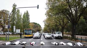 Passadeira com pessoas cobertas de lençóis brancos, numa evocação das vidas humanas que injustamente se perdem todos os anos, iniciativa integra o Dia Mundial em Memória das Vítimas das Estradas, organizada pela MUBi e Estrada Viva, em Lisboa, 18 de novembro de 2023. RODRIGO ANTUNES/LUSA