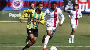 O jogador do Tondela, Zé Ricardo (L), luta pela bola com o jogador do Alverca, Matheus Françaer, durante o jogo da 3.ª eliminatória da Taça de Portugal, disputado no Estádio João Cardoso, em Tondela, 18 de outubro de 2026. PAULO NOVAIS/LUSA
