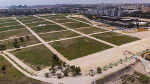Vista aérea das obras de construção do recinto para a Jornada Mundial da Juventude (JMJ), no Parque Tejo Trancão, em Loures, 27 de junho de 2023. A um mês da Jornada Mundial da Juventude (JMJ), os trabalhos no principal recinto do evento, no Parque Tejo-Trancão (Lisboa e Loures), estão quase todos concluídos, faltando terminar o altar palco e a instalação das casas de banho. (ACOMPANHA TEXTO DA LUSA DO DIA 01 DE JULHO DE 2023). JOSÉ SENA GOULÃO/LUSA