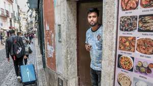Imigrante da comunidade do Bangladesh na zona do Intendente, em Lisboa, 27 de junho de 2024. (ACOMPANHA TEXTO DE 30-06-2024)  MANUEL DE ALMEIDA/LUSA
