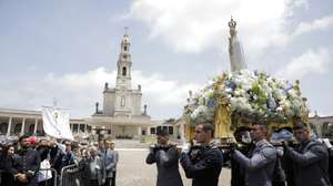 A Imagem de Nossa Senhora é levada enquanto os peregrinos acenam lenços brancos na  procissão do Adeus do dia 13, das cerimónias religiosas no Santuário de Fátima  de 12 e 13 de maio, 13 maio 2024. PAULO CUNHA/LUSA