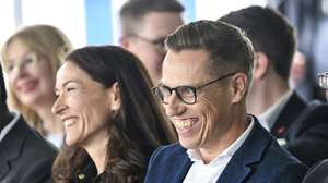epa12179131 Finland's President Alexander Stubb (R) and his wife Suzanne Innes-Stubb (2-L) react as they attend the Kultaranta Talks, in Naantali, Finland, 16 June 2025. Kultaranta Talks, a foreign and security policy event hosted by the Finnish president at the Presidential Summer Residence Kultaranta in Naantali, take place from 16 until 17 June under the theme 'The Changing World Order - Old Meets New'.  EPA/KIMMO BRANDT