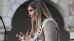 A ministra da Cultura, Juventude e Desporto, Margarida Balseiro Lopes, durante a intervenção na apresentação da 17.ª edição da Manifesta em Coimbra, organizada em colaboração com o Anozero — Bienal de Coimbra, Coimbra, 17 de setembro de 2025. A cada dois anos, a Bienal Nómada Europeia Manifesta realiza-se numa cidade diferente ou região anfitriã da Europa, beneficiando das condições locais, culturais, urbanas e ambientais, enquanto reimagina, com os cidadãos e comunidades locais, a forma como vivemos, trabalhamos e concebemos o nosso futuro coletivo na Europa. Coimbra será a cidade anfitriã da Manifesta 2028. PAULO NOVAIS/LUSA