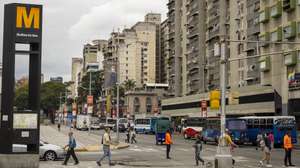 epa12521906 People walk through a downtown area in Caracas, Venezuela, 12 November 2025. Daily life in Venezuela continued unchanged as the US deployed the USS Gerald R. Ford Carrier Strike Group to the Caribbean on 12 November 2025 as part of an anti-drug operation under the US Southern Command's area of responsibility. The Venezuelan government sees this deployment as a 'threat'.  EPA/MIGUEL GUTIERREZ