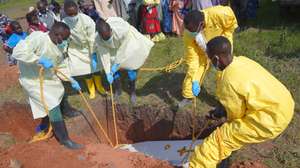 epaselect epa13207576 Health workers bury the coffin during the funeral ceremony for victims of the Ebola outbreak in Nyamurongo cemetery in Bunia, Ituri, Democratic Republic of Congo, 02 September 2026. The Ebola epidemic, caused by the Bundibugyo strain of the virus, has claimed 3,007 deaths and infected 6,186 people, according to the Congolese National Institute of Public Health (INSP).  EPA/STRINGER
