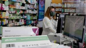 As farmácias preparam-se para uma maior procura por testes para deteção de covid-19 nos próximos dias, aumentando os stocks e alargando horários para a testagem, sujeita a marcação prévia em Lisboa, 26 de novembro 2021. (ACOMPANHA TEXTO DA LUSA) TIAGO PETINGA/LUSA