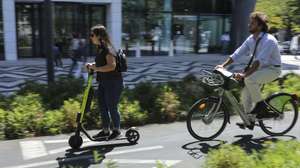 Populares de trotinete e bicicleta sem usar o capacete no dia do lançamento da campanha nacional “Não sejas Alberto, usa capacete!”, uma ação de sensibilização onde são demonstrados os efeitos de não usar capacete na condução de bicicletas e trotinetes na via pública. Lisboa, 28 de agosto de 2019. MIGUEL A. LOPES/LUSA