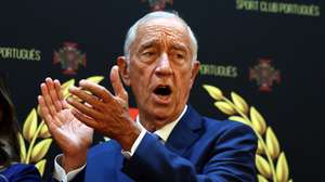 O Presidente da República, Marcelo Rebelo de Sousa, aplaude uma jovem que cantou os Hinos, durante um encontro com a comunidade portuguesa no Sport Club Português em Newark, New Jersey, 22 de setembro de 2023. NUNO VEIGA/LUSA