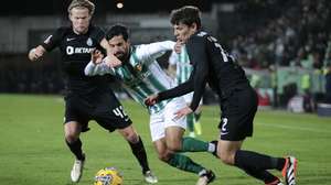 epa11181590 Rio Aveâ€™s Graca (C) in action against Sportingâ€™s Hjulmand (L) during the Portuguese First League soccer match Rio Ave vs Sporting held at Arcos Stadium in Vila do Conde, Portugal, 25 February 2024.  EPA/MANUEL FERNANDO ARAUJO