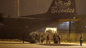 Chegada de 41 cidadãos provenientes do Líbano, dos quais 16 são portugueses e os restantes familiares de outras nacionalidades, num avião C130 operado pela Força Aérea Portuguesa, aeroporto de Figo Maduro, em Lisboa, 04 de outubro de 2024. Os intensos bombardeamentos já provocaram quase 2.000 mortos e um milhão de deslocados, segundo as autoridades libanesas. MIGUEL A. LOPES/LUSA