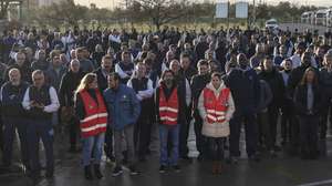 O Sindicato dos Trabalhadores das Indústrias Transformadoras, Energia e Actividades do Ambiente do Sul (SITE Sul) realiza plenários de trabalhadores da VW Autoeuropa e de todas as empresas do Parque Industrial, fornecedoras e prestadoras de serviços nos dias 28 e 29, Setúbal, 28 de janeiro de 2025. O sindicato pretende, desta forma - como anunciou no dia 16, numa reunião com organizações representativas dos trabalhadores - discutir coletivamente as reivindicações para 2025, os ritmos e cargas de trabalho e o desenvolvimento da luta pelo reconhecimento das profissões de desgaste rápido e a melhoria das condições de trabalho para todos os trabalhadores em regime de turnos e trabalho noturno. Participa nos plenários o secretário-geral da CGTP-IN, Tiago Oliveira.  MIGUEL A. LOPES/LUSA