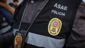 Inspetores da ASAE, durante uma operação de controlo e verificação das condições de Higiene e Segurança Alimentar das mercadorias alimentares (azeite, carnes, pescado, produtos de panificação, etc) em circulação bem como a deteção de eventuais ilícitos relacionados com as mercadorias em trânsito (contrafação, entre outros)  com consequências diretas para o consumidor final realizada no acesso à ponte 25 de Abril, Almada, 3 de Abril de 2025. RUI MINDERICO/LUSA