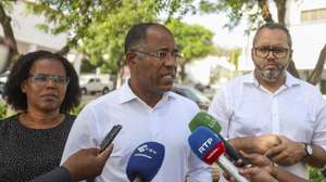 O primeiro-ministro de Cabo Verde, Francisco Carvalho (C), acompanhado pela ministra da Família, Inclusão, Desenvolvimento Social e Trabalho, Adélsia de Jesus Almeida (E), e pelo ministro da Saúde, Lúcio Miranda Fernandes (D), durante uma conferência de imprensa na ilha do Fogo, em Cabo Verde, 07 de setembro de 2026. Pelo menos 25 pessoas morreram no ultimo sábado 05 de setembro de 2026, em consequência de um acidente, com um autocarro na ilha do Fogo, a maioria das vítimas eram crianças e adolescentes.  ELTON MONTEIRO/LUSA