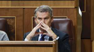 epa13276673 Leader of Spain's People's Party (PP) Alberto Nunez-Feijoo attends a plenary session at the Lower Chamber of the Spanish Parliament in Madrid, Spain, 02 October 2026, during which MPs are to vote on new housing decrees. The eviction of an 87-year-old woman from her rental home after 70 years on 23 September 2026 prompted people across the country to take to the streets to protest against the ongoing housing crisis.  EPA/J.J. Guillen