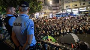 Os manifestantes que protestam contra os preços na habitação voltaram a montar tendas de campismo na praça de D. João I, Porto, 14 de outubro de 2026. Os manifestantes reunidos pela habitação, na Praça D. João I desde sábado, fazem-no “não como uma escolha de lazer, ou de campismo, mas como ato de desespero político”. PEDRO GRANADEIRO/LUSA